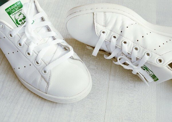 Nettoyer ses sneakers blanches avant la rentrée - Murfy